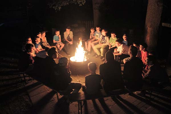 Lagerfeuer bei einem Ferienlager der Kolpingjugend Unna